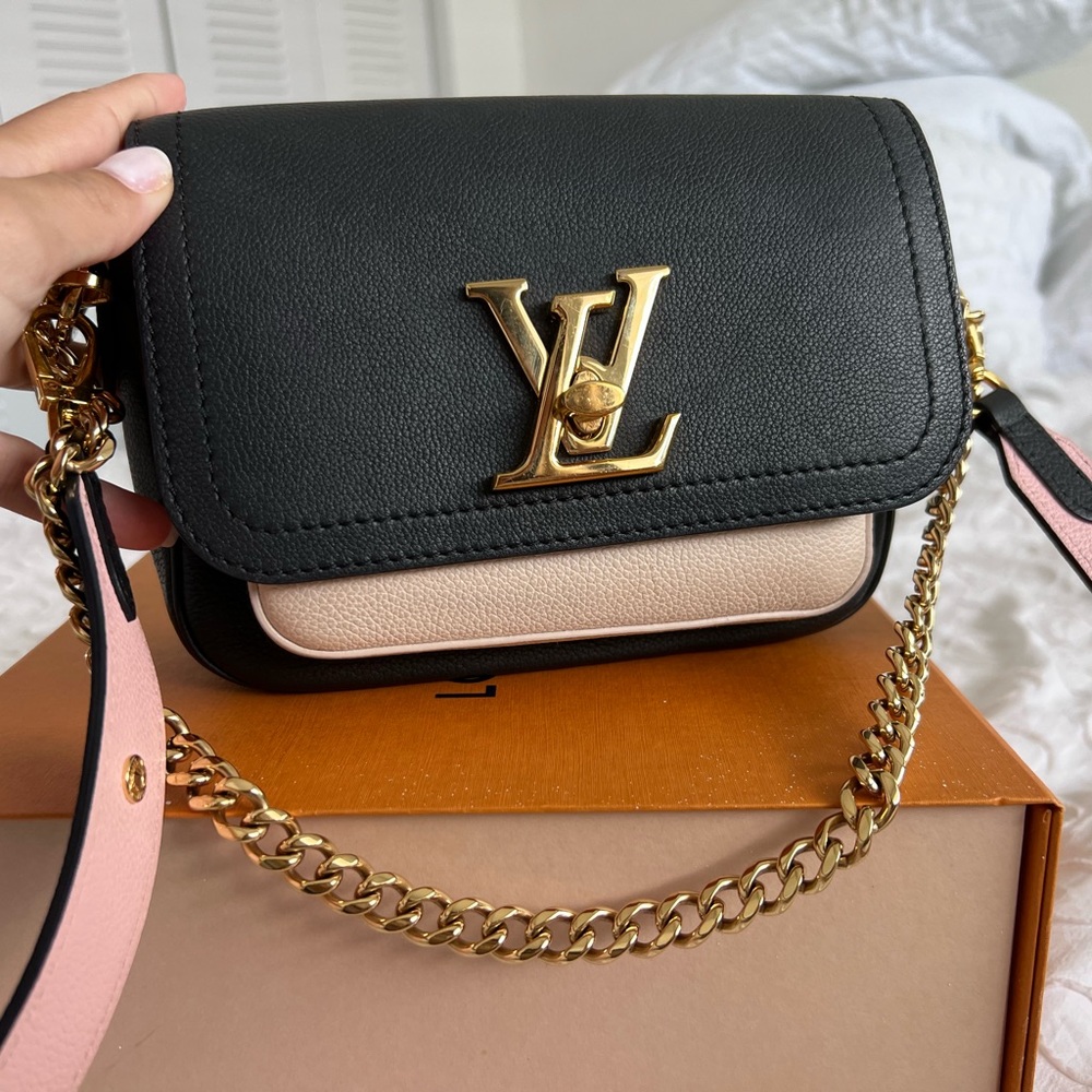 LOUIS VUITTON
Grained Calfskin Lockme Tender Black - Picture 2 of 10